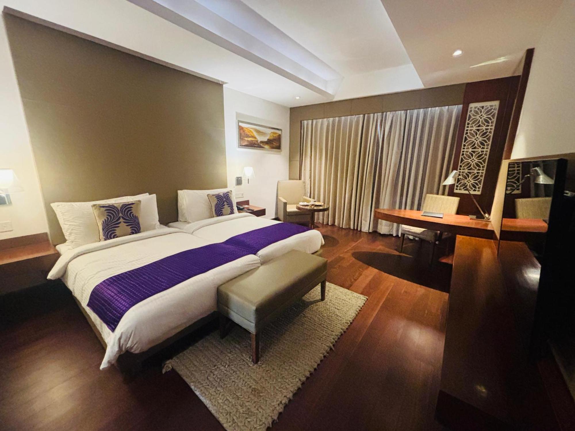 The Anya Hotel-Golf Course Road คูร์เคาน์ ภายนอก รูปภาพ