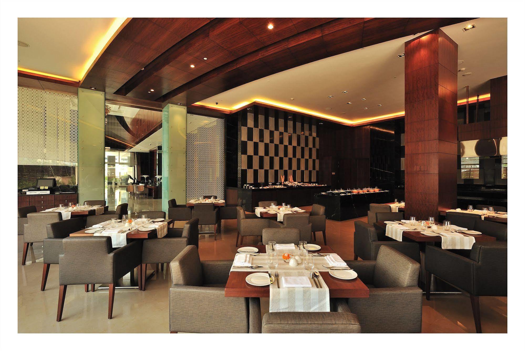 The Anya Hotel-Golf Course Road คูร์เคาน์ ภายนอก รูปภาพ