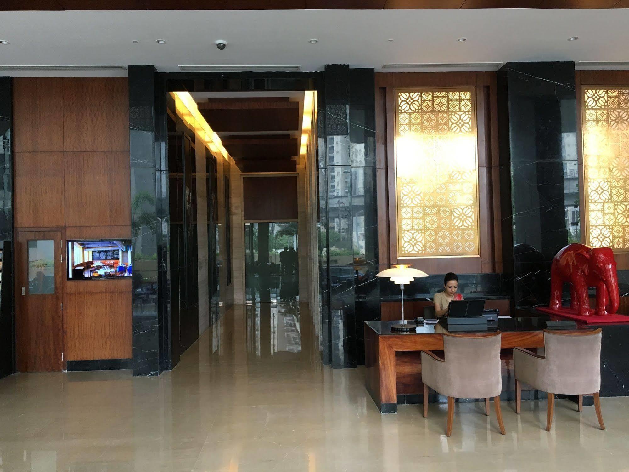 The Anya Hotel-Golf Course Road คูร์เคาน์ ภายนอก รูปภาพ