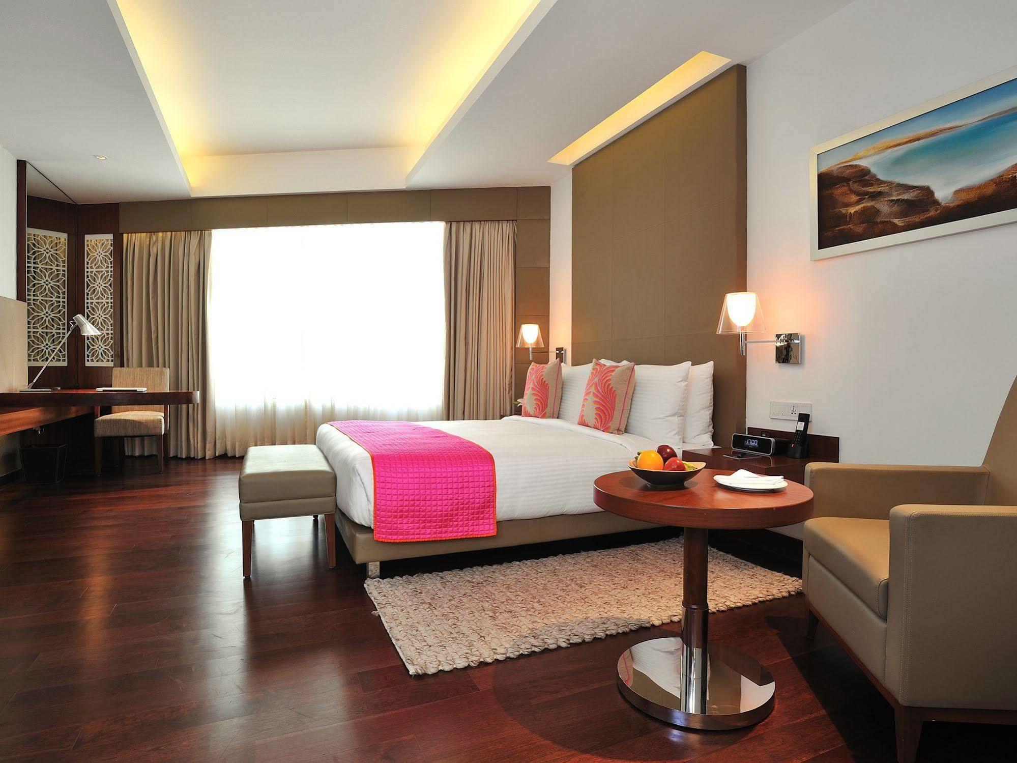 The Anya Hotel-Golf Course Road คูร์เคาน์ ภายนอก รูปภาพ