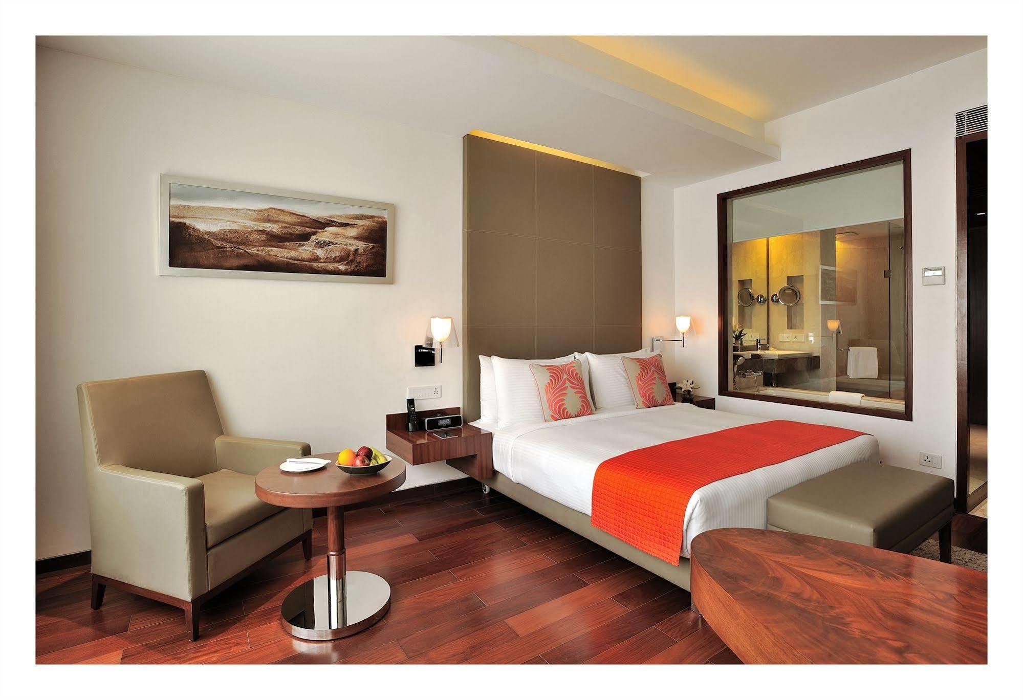 The Anya Hotel-Golf Course Road คูร์เคาน์ ภายนอก รูปภาพ