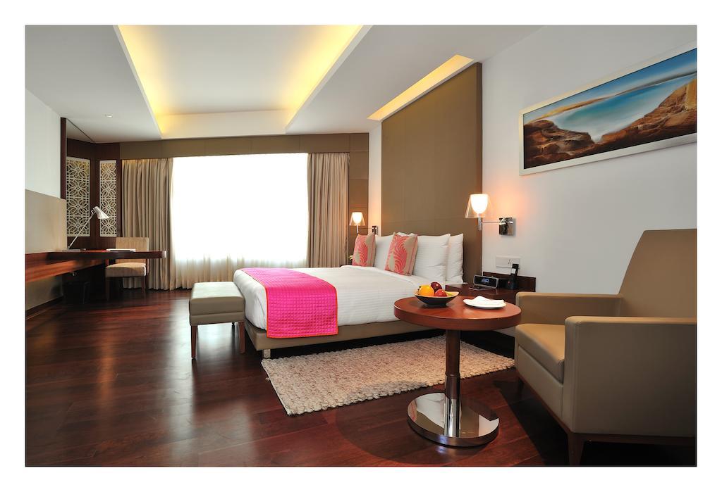 The Anya Hotel-Golf Course Road คูร์เคาน์ ภายนอก รูปภาพ