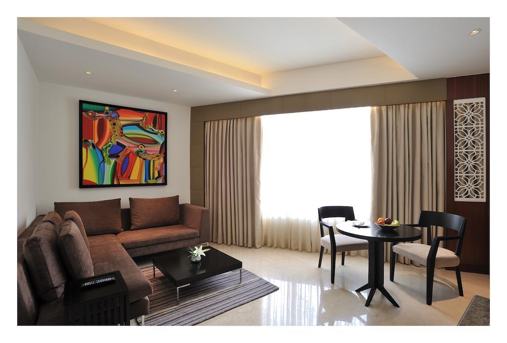 The Anya Hotel-Golf Course Road คูร์เคาน์ ภายนอก รูปภาพ